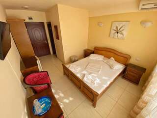 Хостелы Hotel Impact G Костинешти Двухместный номер с 1 кроватью или 2 отдельными кроватями и видом на море-2